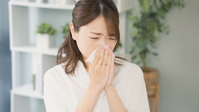 花粉症の女性