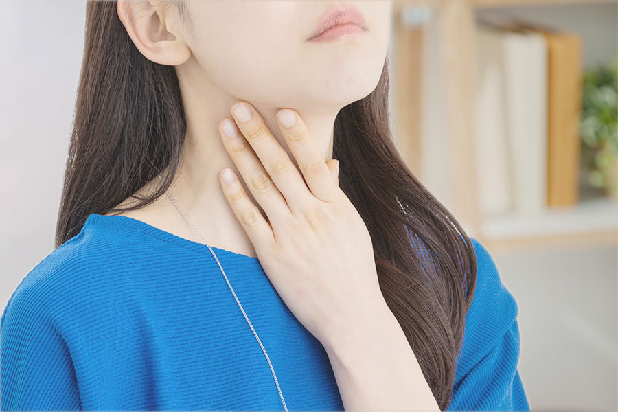 胸を抑える女性