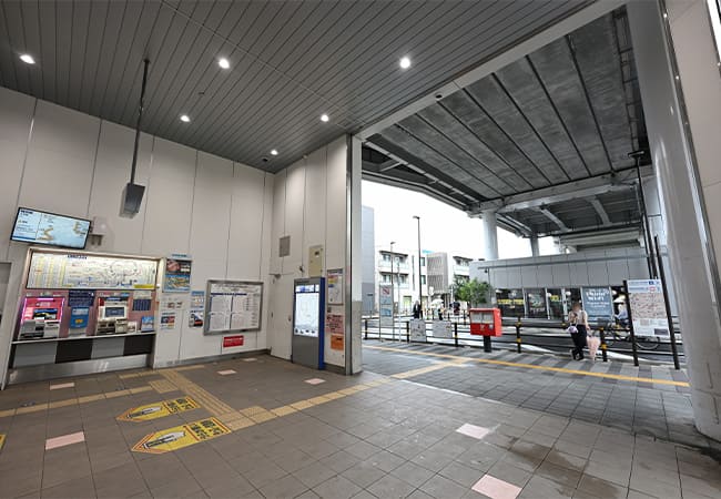 駅の出入口から左に曲がります