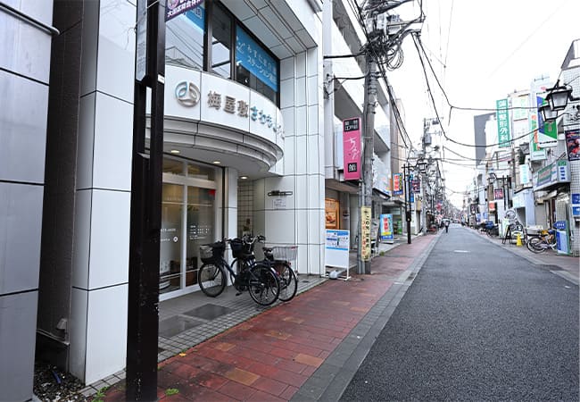 梅屋敷薬局の向かい側に当院があります